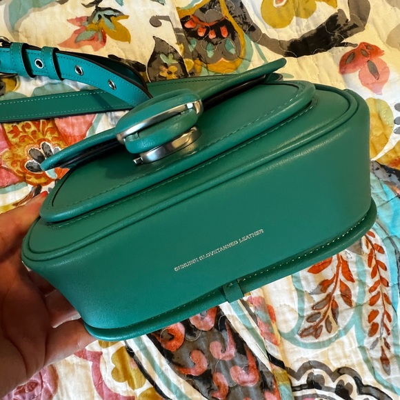 Coach Green Crossbody Bag with Modern Design - Picture 4 of 7